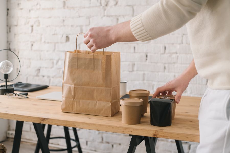 Packaging: takeaway cups, bags and containers